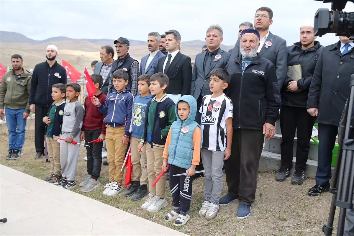 PKK\'lı teröristlerin katlettiği 33 Yavi şehidi mezarları başında anıldı