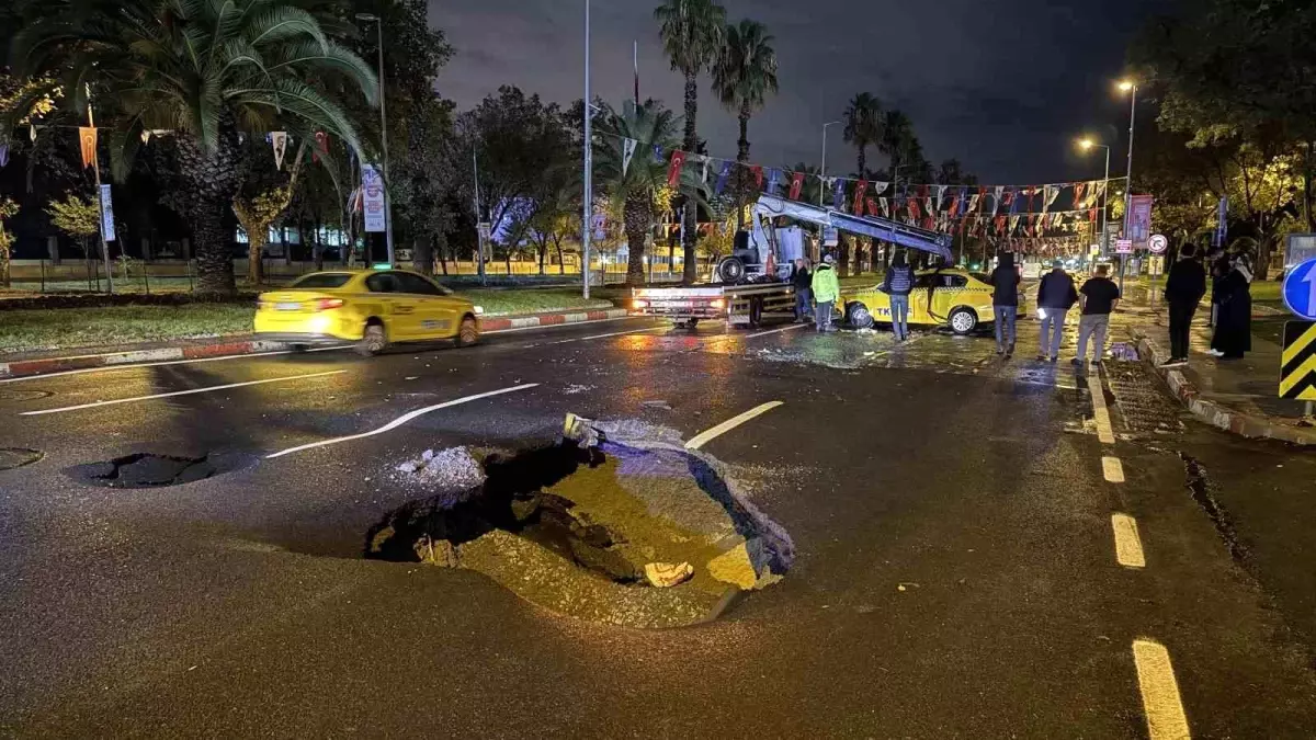 İstanbul\'da Yol Çökmesi, Taksi Ters Döndü