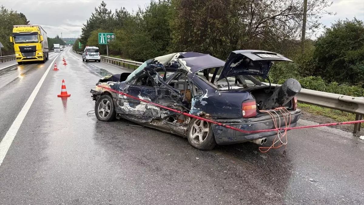 Hendek\'te Otobüs ve Araç Çarpıştı: 1 Ölü, 2 Yaralı