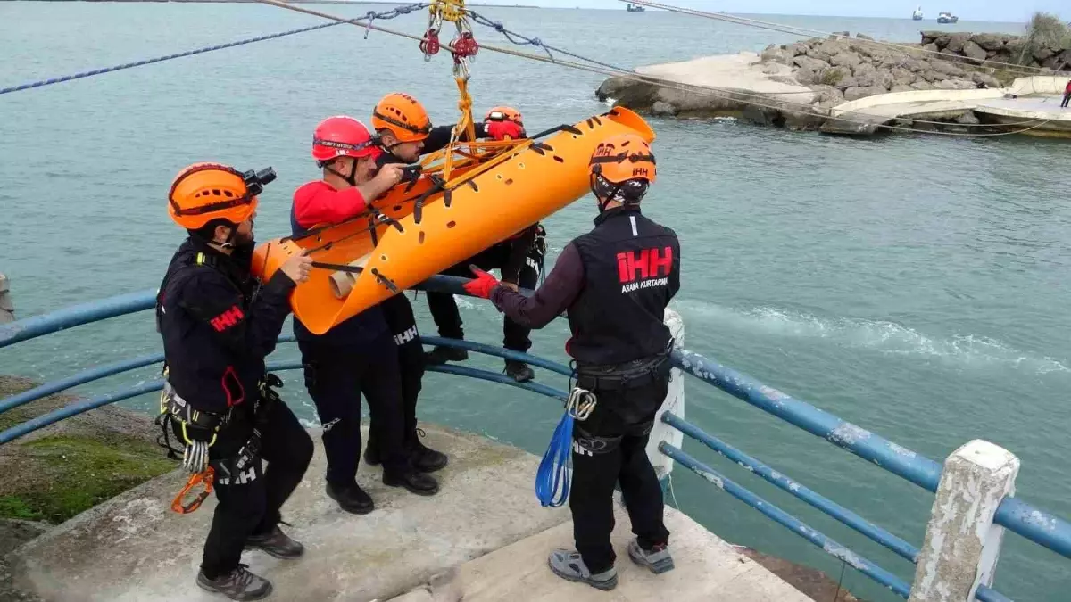 Samsun\'da Deprem Tatbikatı: Arama Kurtarma Ekipleri Canlı Kurtarma Çalışmaları Gerçekleştirdi