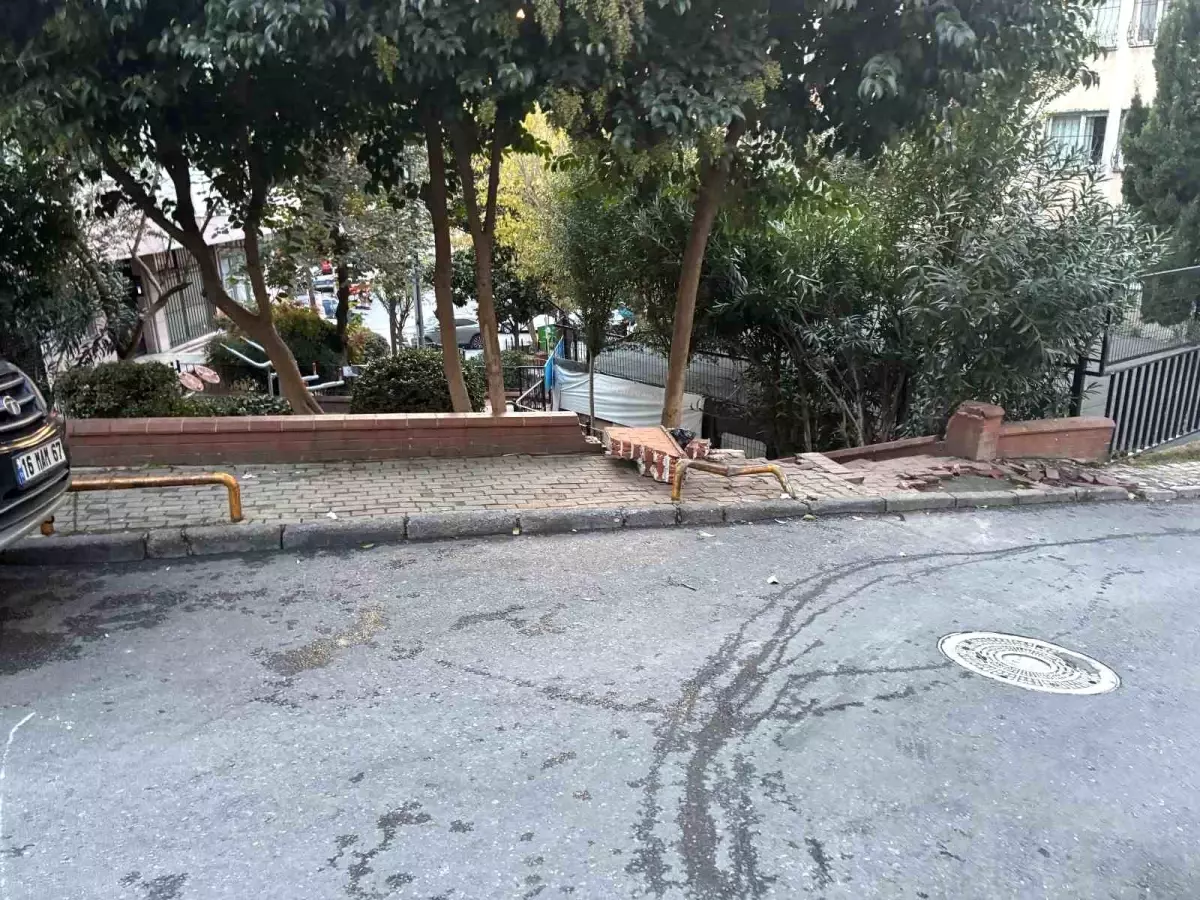 Şişli\'de Araç Park Duvarına Çarptı