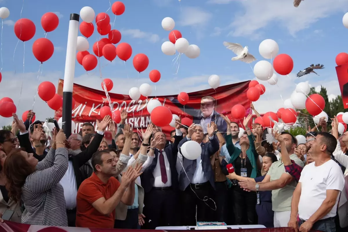 Tutuklu belediye başkanının doğum günü gıyabında kutlandı