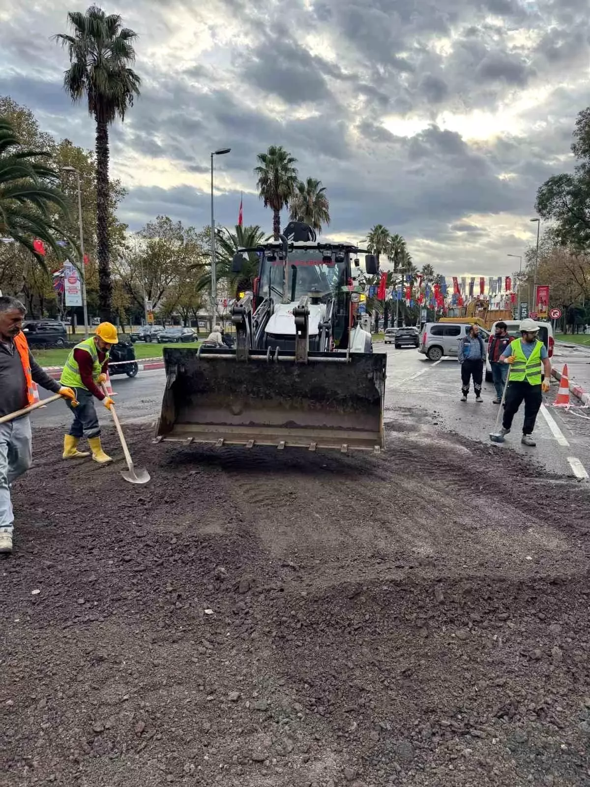 Vatan Caddesi\'nde Yol Çöktü: Fatih Belediyesi Müdahale Etti