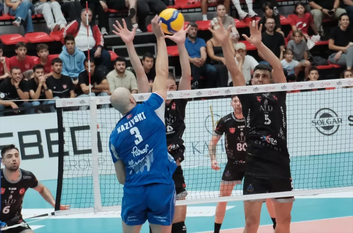 Halkbank, Alanya\'yı 3-2 Geçti