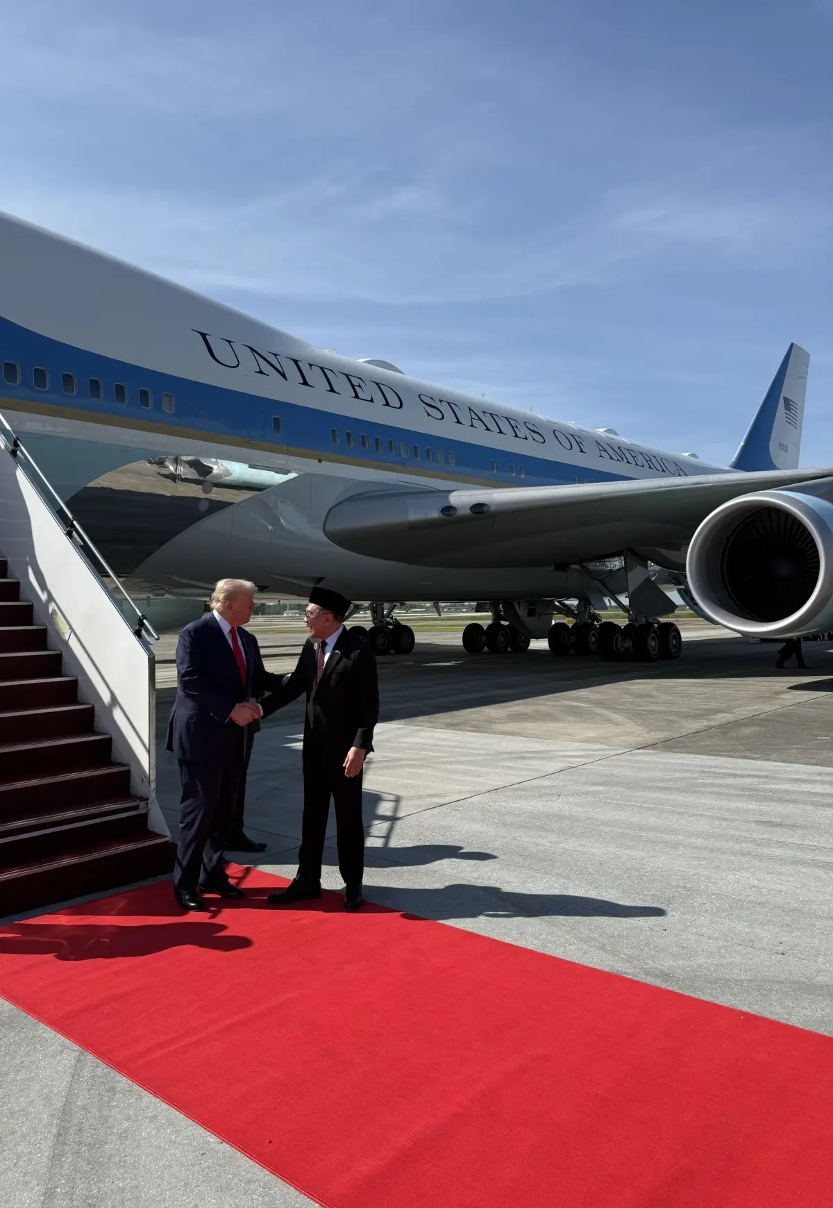 Trump, Malezya\'da uçaktan iner inmez dansa başladı
