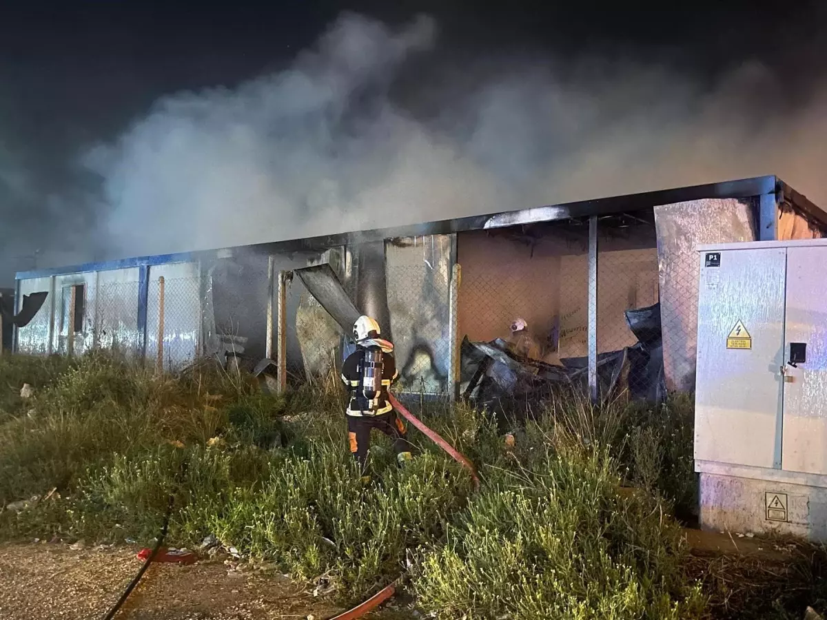 Hatay\'da Yangın: Kullanılamaz Hale Gelen 2 Konteyner