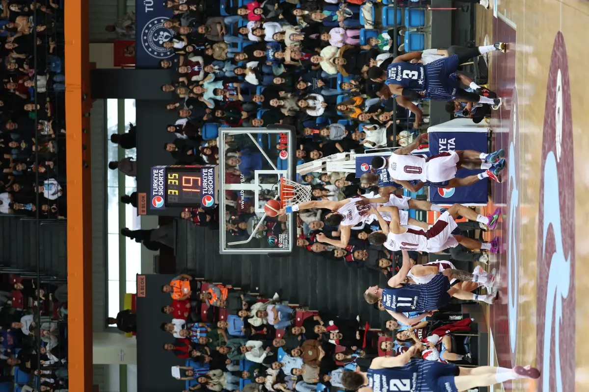 Trabzonspor, Anadolu Efes\'e Yenildi