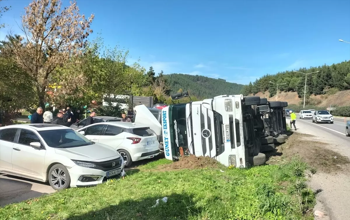 Balıkesir\'de Tanker Devrildi, 7 Araç Hasar Gördü