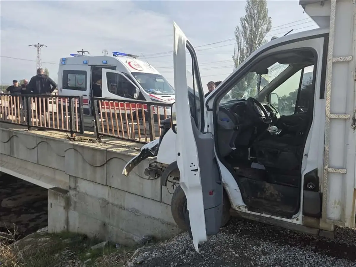 Bursa\'da Kamyonet Korkuluğa Çarptı: Sürücü Yaralı