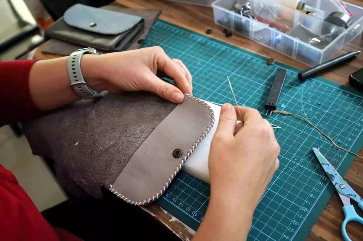 Sakarya\'da Deri Aksesuarları Kursu ile Kadınlar Üretime Yöneliyor