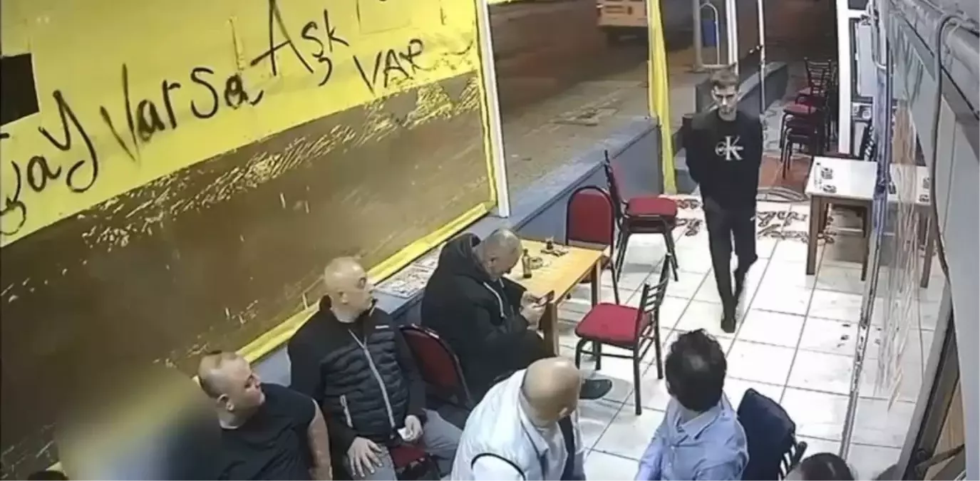Belindeki silahı çıkartıp çay ocağında oturan adamı vurdu