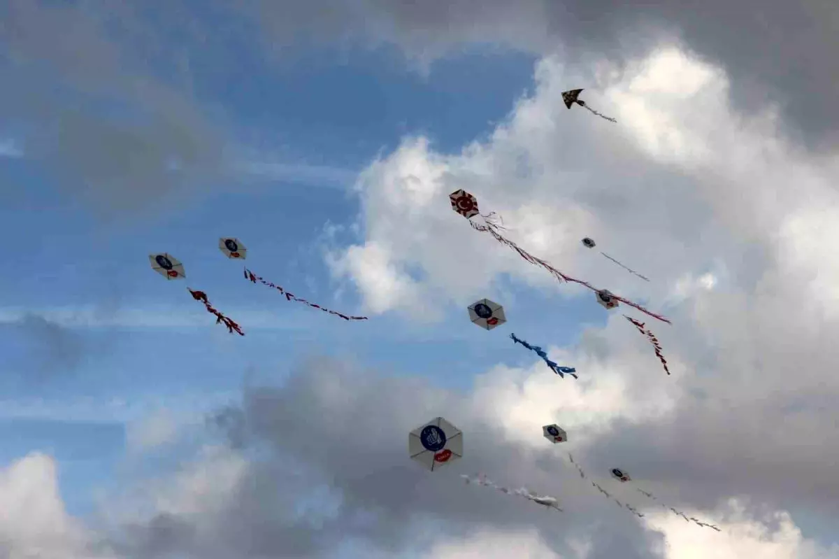 Çorum\'da 29 Ekim Kutlamaları Kapsamında Uçurtma Şenliği Düzenlendi