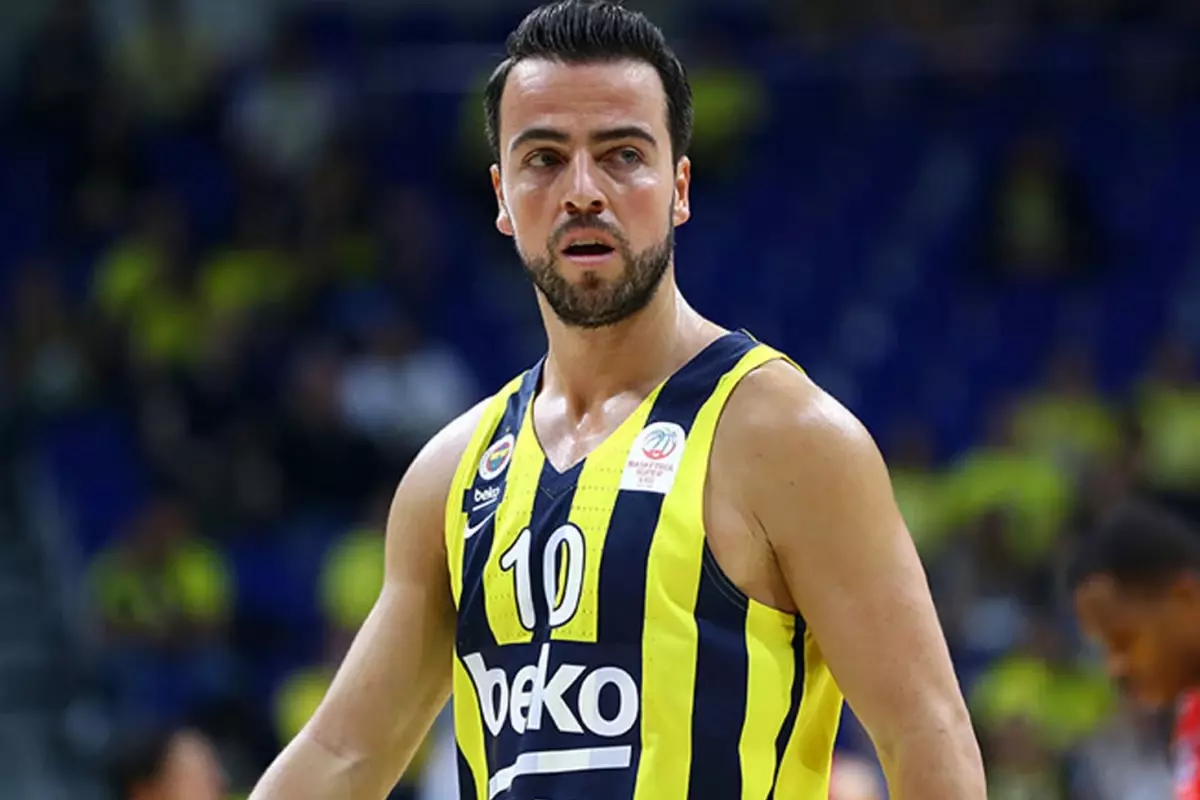 Fenerbahçe\'nin kaptanı Melih Mahmutoğlu alkollü yakalandı, ehliyetini kaptırdı