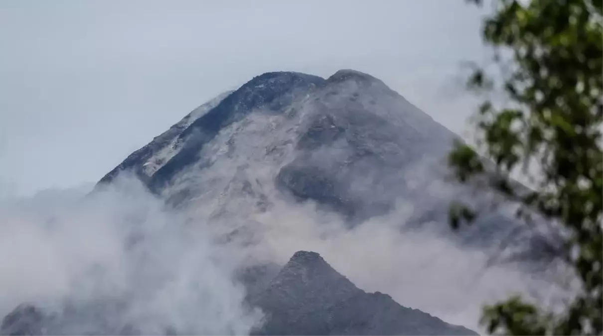 Kanlaon Yanardağı\'nda Patlama