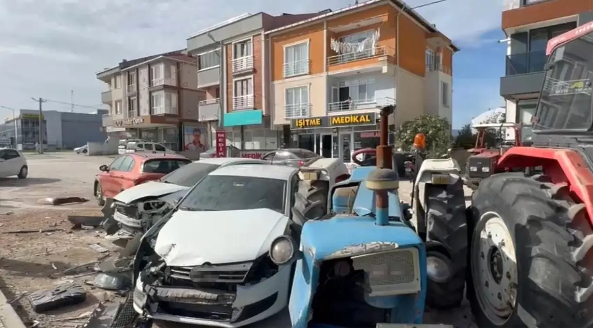 Gönen\'de Tır Park Halindeki Araçlara Çarptı