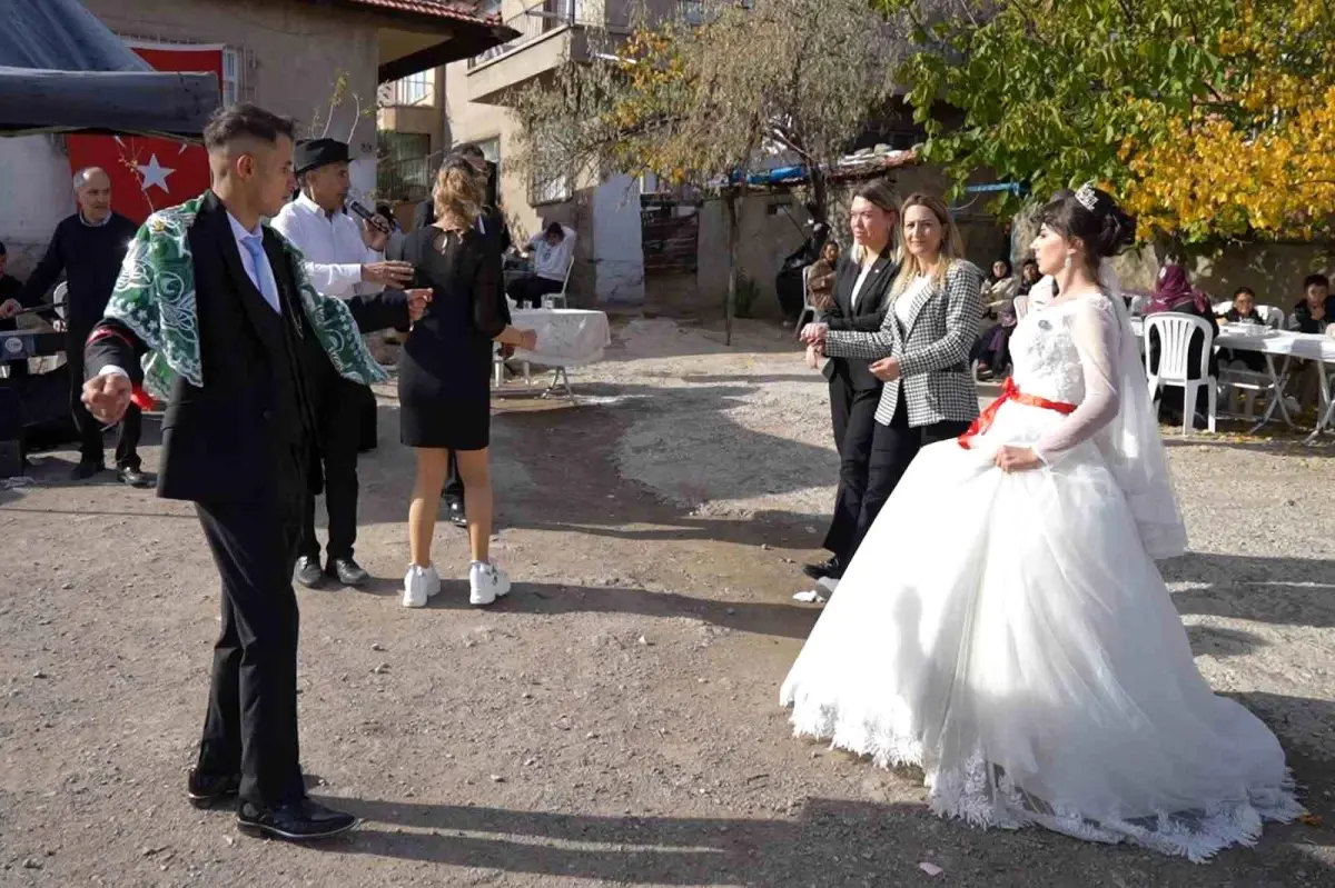 Yaşlı Çift, Hac Parasıyla Genç Çifte Düğün Hediyesi Oldu