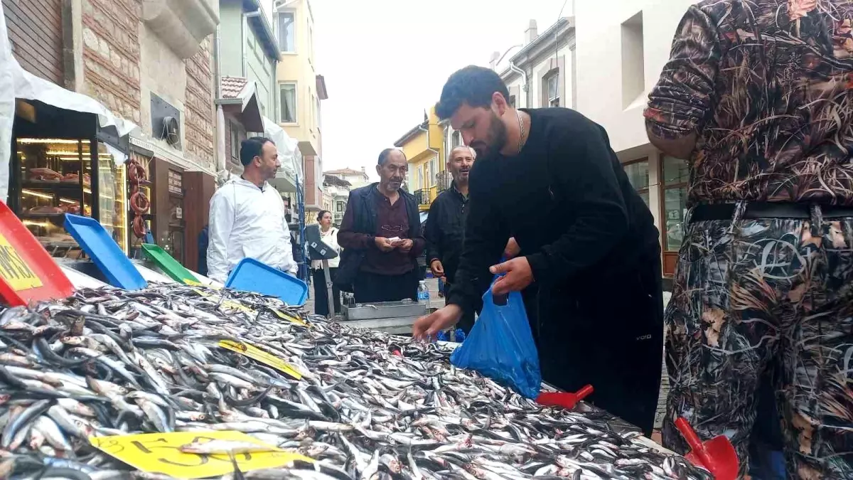 Hamsi Fiyatları Yarıya Düşerek Vatandaşları Sevindirdi