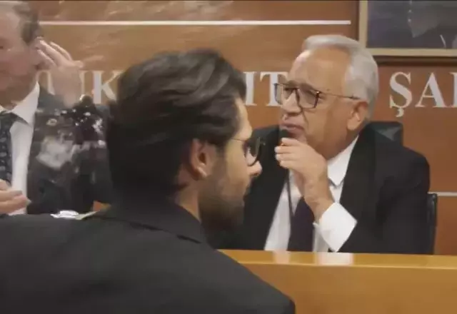 İsmi yine yanlış yazıldı, gerginlik çıktı! Bayrampaşa Belediyesi'nde başkanvekili seçimi tekrarlanıyor İsmi yine yanlış yazıldı, gerginlik çıktı! Bayrampaşa Belediyesi'nde başkanvekili seçimi tekrarlanıyor