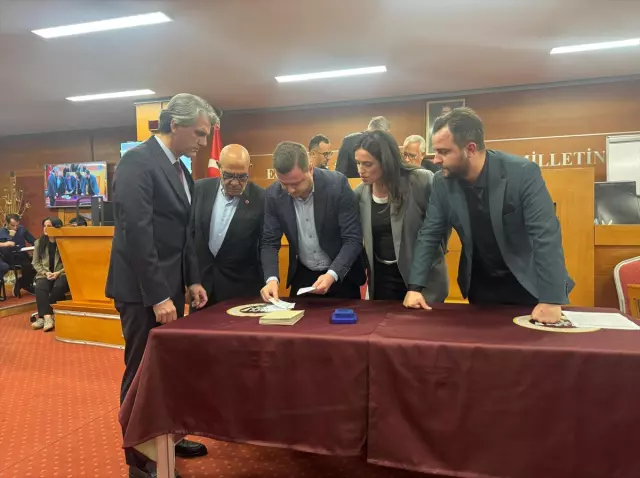 İsmi yine yanlış yazıldı, gerginlik çıktı! Bayrampaşa Belediyesi'nde başkanvekili seçimi tekrarlanıyor İsmi yine yanlış yazıldı, gerginlik çıktı! Bayrampaşa Belediyesi'nde başkanvekili seçimi tekrarlanıyor