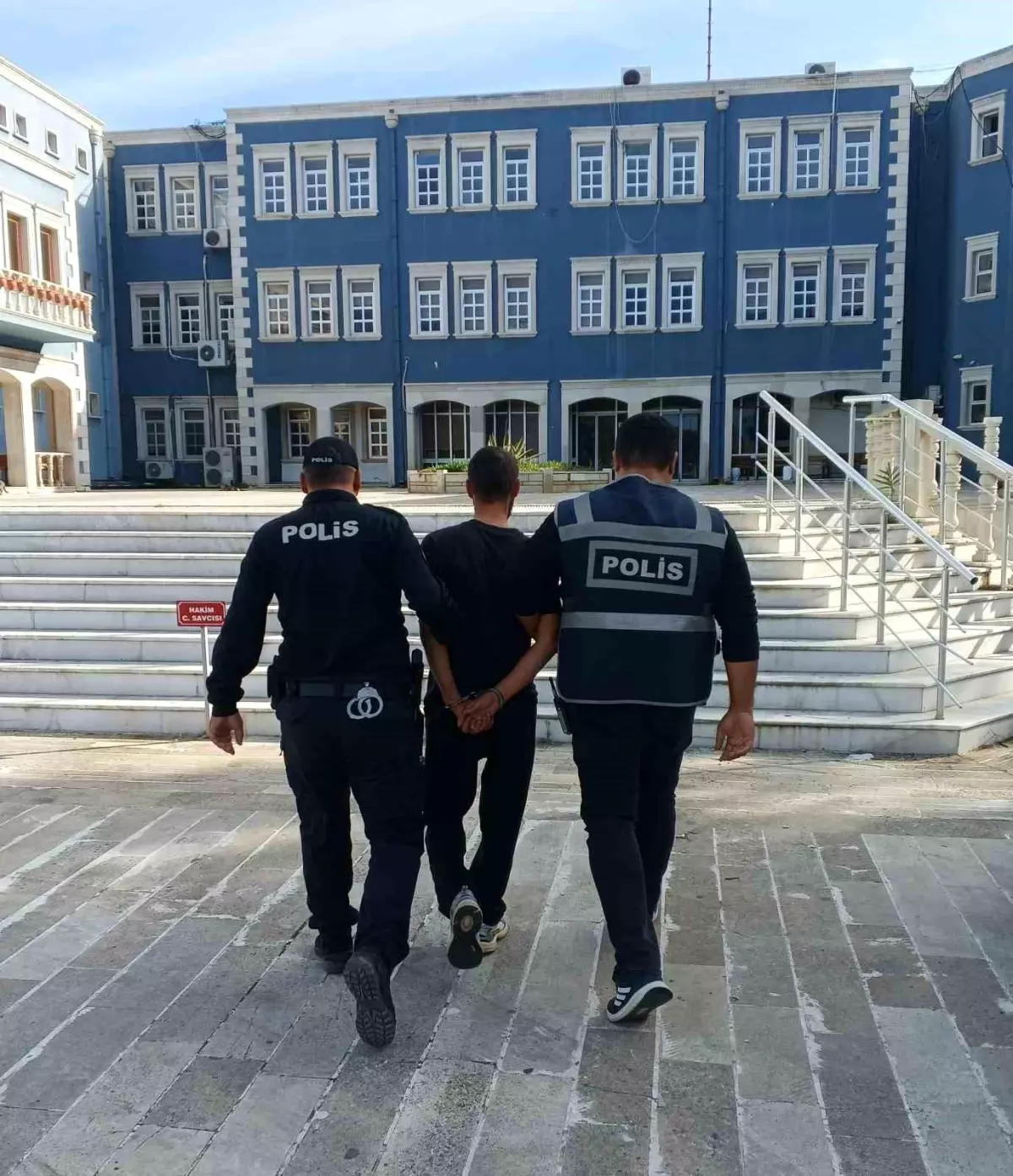 Foça\'da Silahlı Gasp: 2 Şüpheli Yakalandı