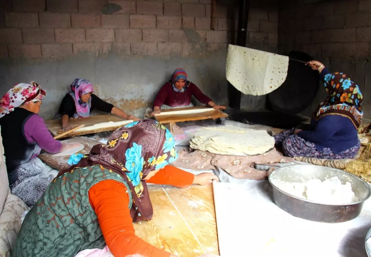 Kahramanmaraş\'ta Kadınlar İmece ile Ekmek Yapıyor