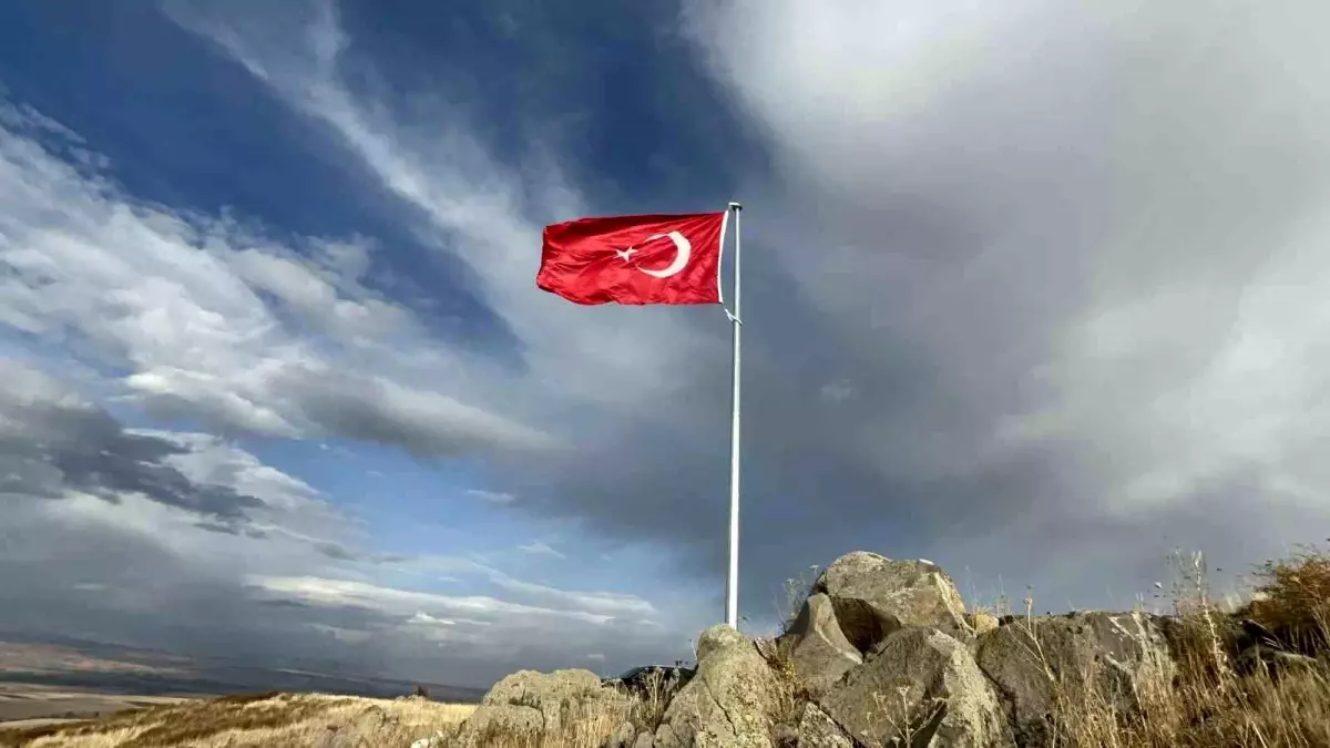 20 yıllık hayal gerçek oldu! Köylüler Ermenistan sınırına Türk bayrağı dikti