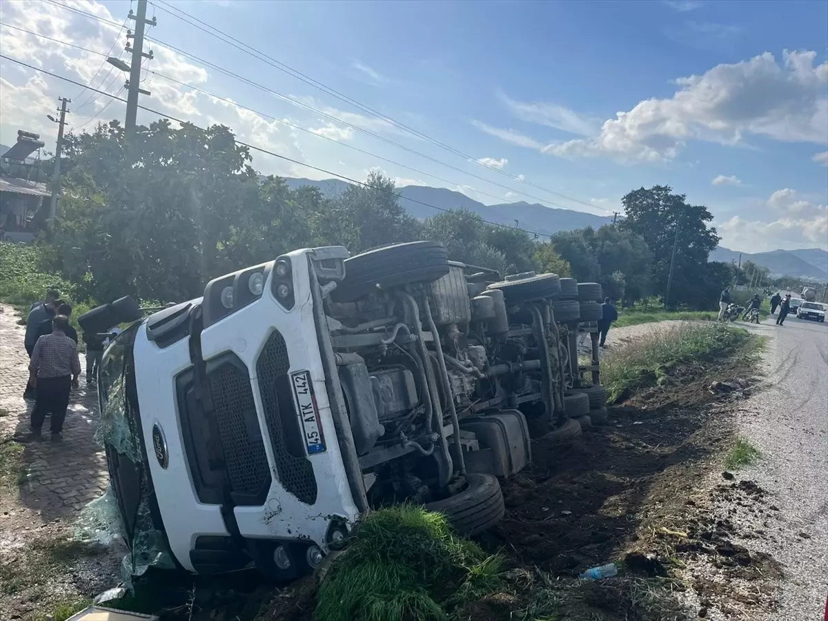 İzmir\'de Kamyon Devrildi: 1 Yaralı