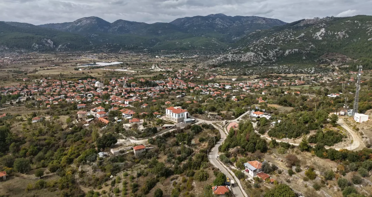 Bucak\'ta Kadınlar Çelenk Yapıyor