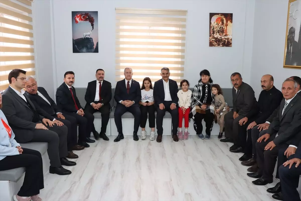 MHP\'den Gençliğe Vurgulayan Mesajlar