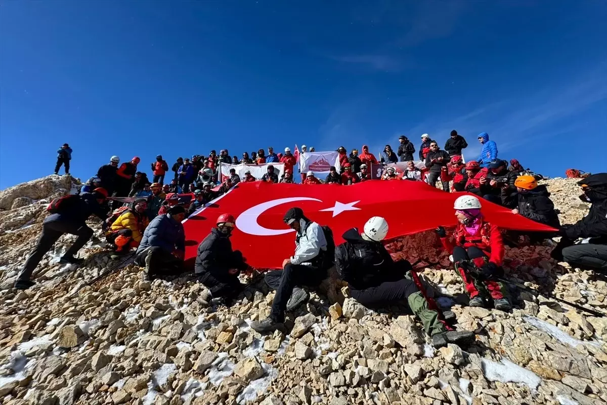 Niğde\'de Dağcılar Emler Zirvesi\'nde Cumhuriyet Bayramı\'nı Kutladı