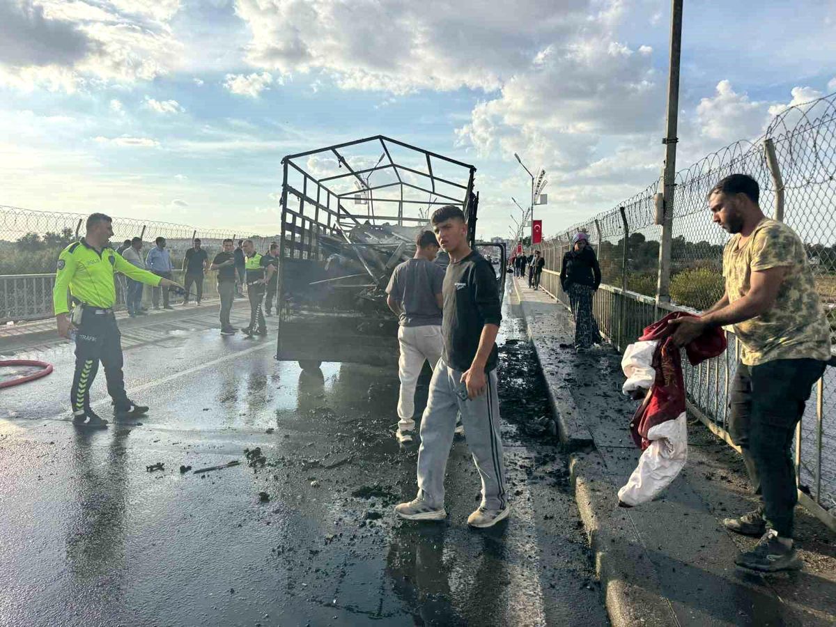 Şanlıurfa\'da Kamyonet Alev Aldı