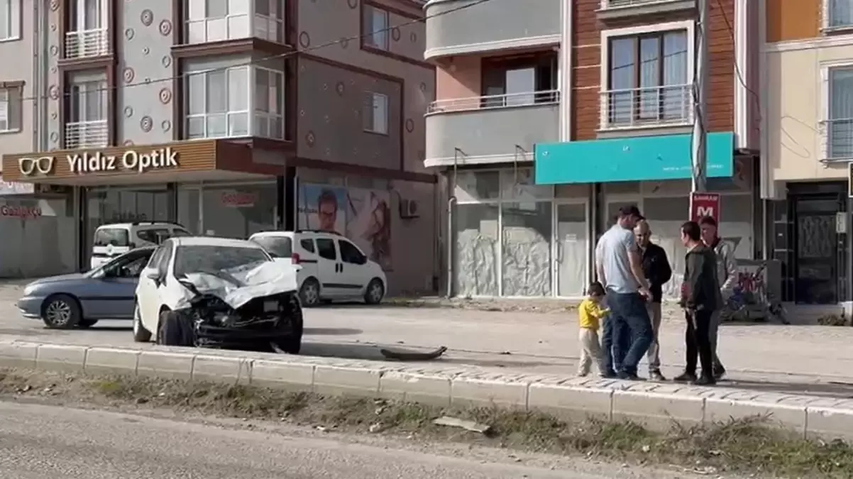 TIR Park Halindeki Araçlara Çarptı