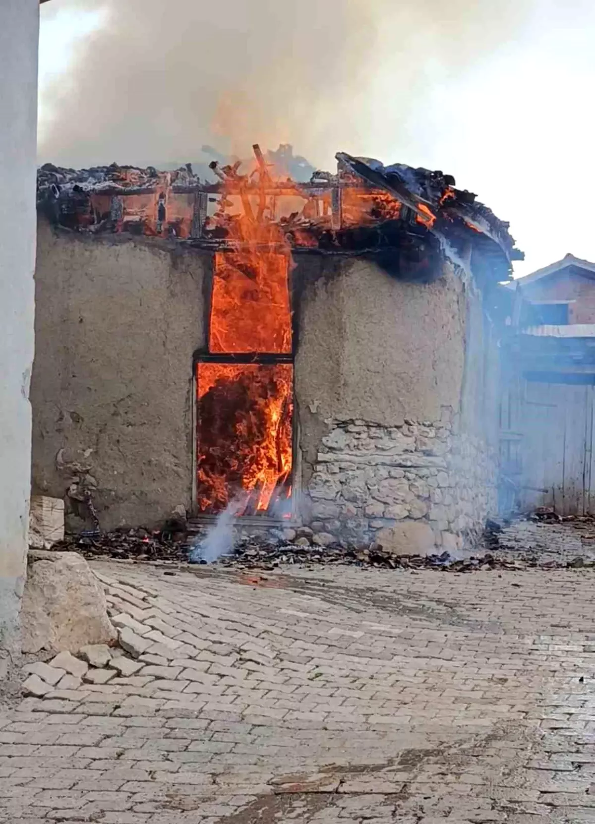 Tokat\'ta Yangın: Ev ve Samanlık Yandı