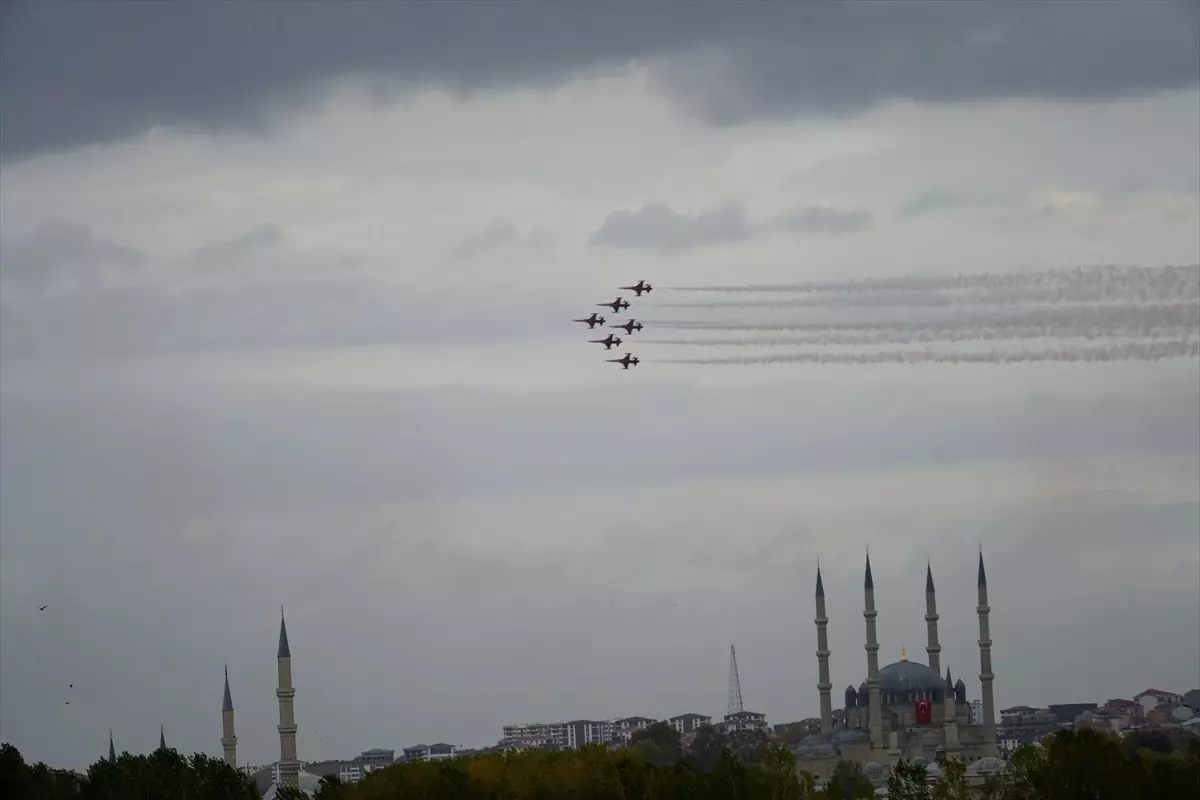 Türk Yıldızları\'ndan Edirne Gösterisi