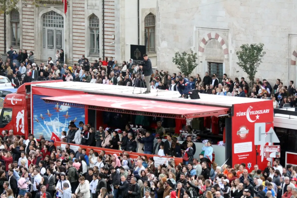 Türk Yıldızları Edirne\'de Gösteri Uçuşu Yaptı