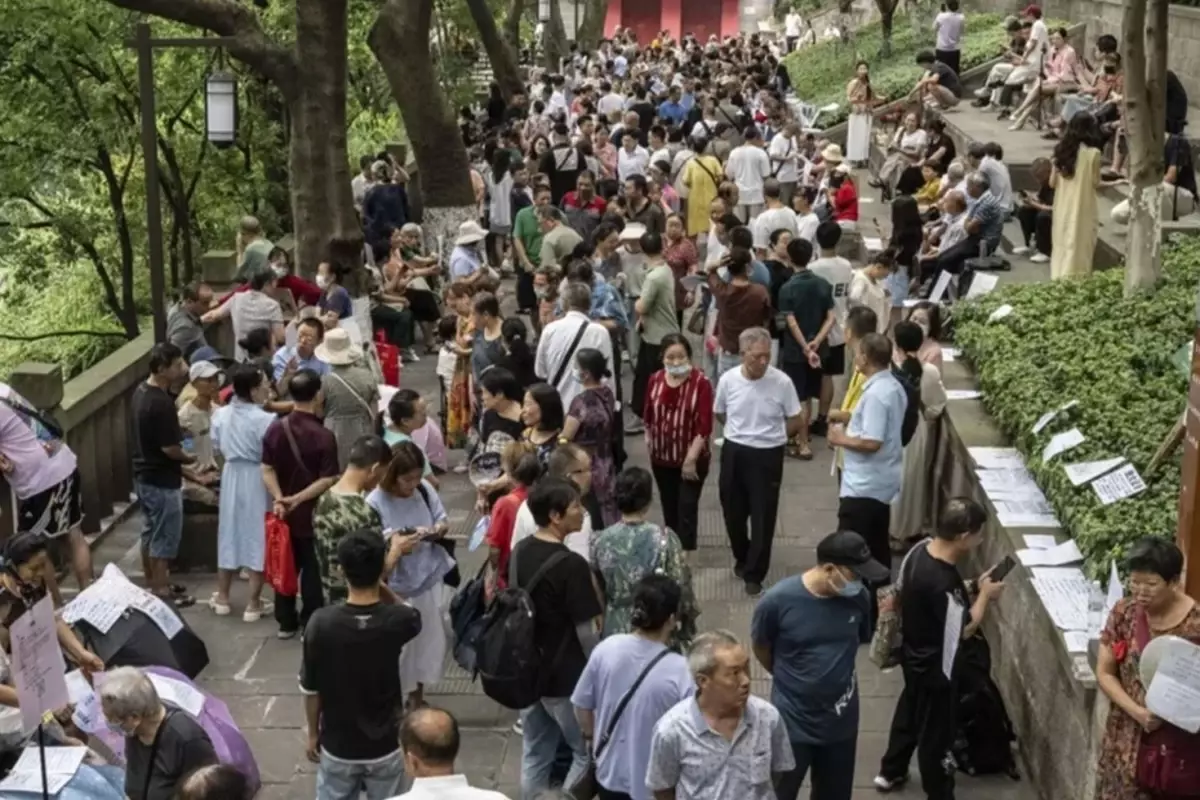 Bu da çöpçatan pazarı! Yüzlerce bekar bu parkta toplanıyor, duvara ilan asıp eş arıyor