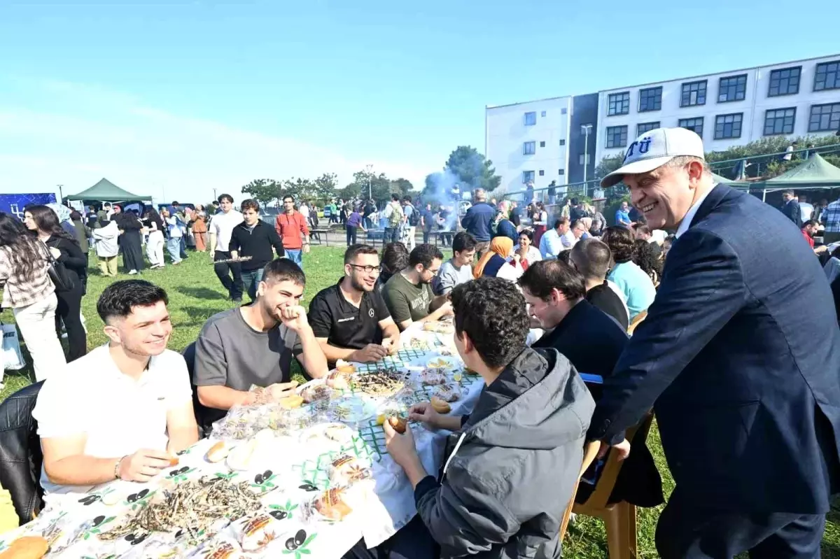 KTÜ\'de Hamsi Şöleni: 3 Ton Hamsi Tüketildi