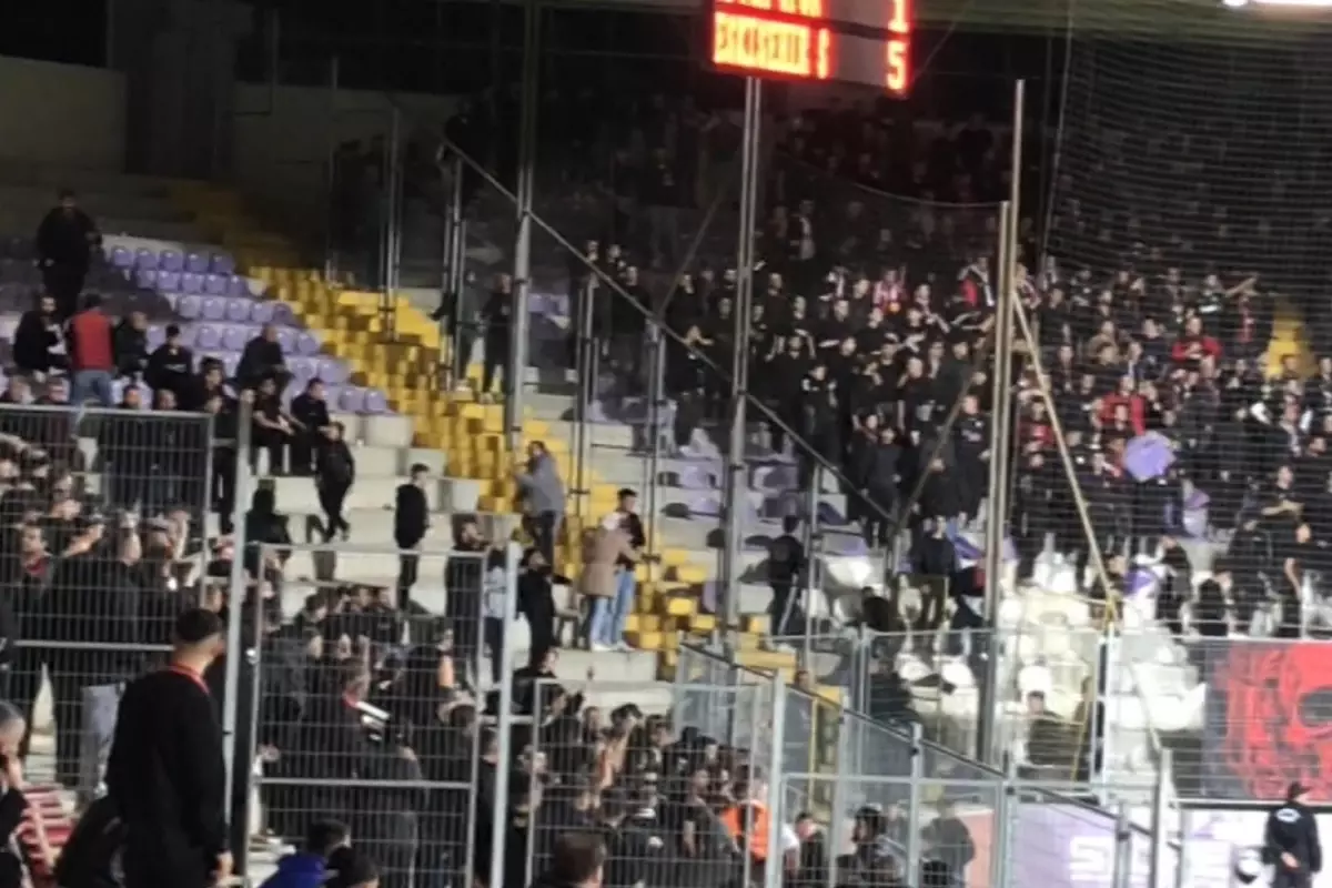 3. Lig\'de olay! Tribündeki koltukları kırıp sahaya ve rakip taraftara attılar