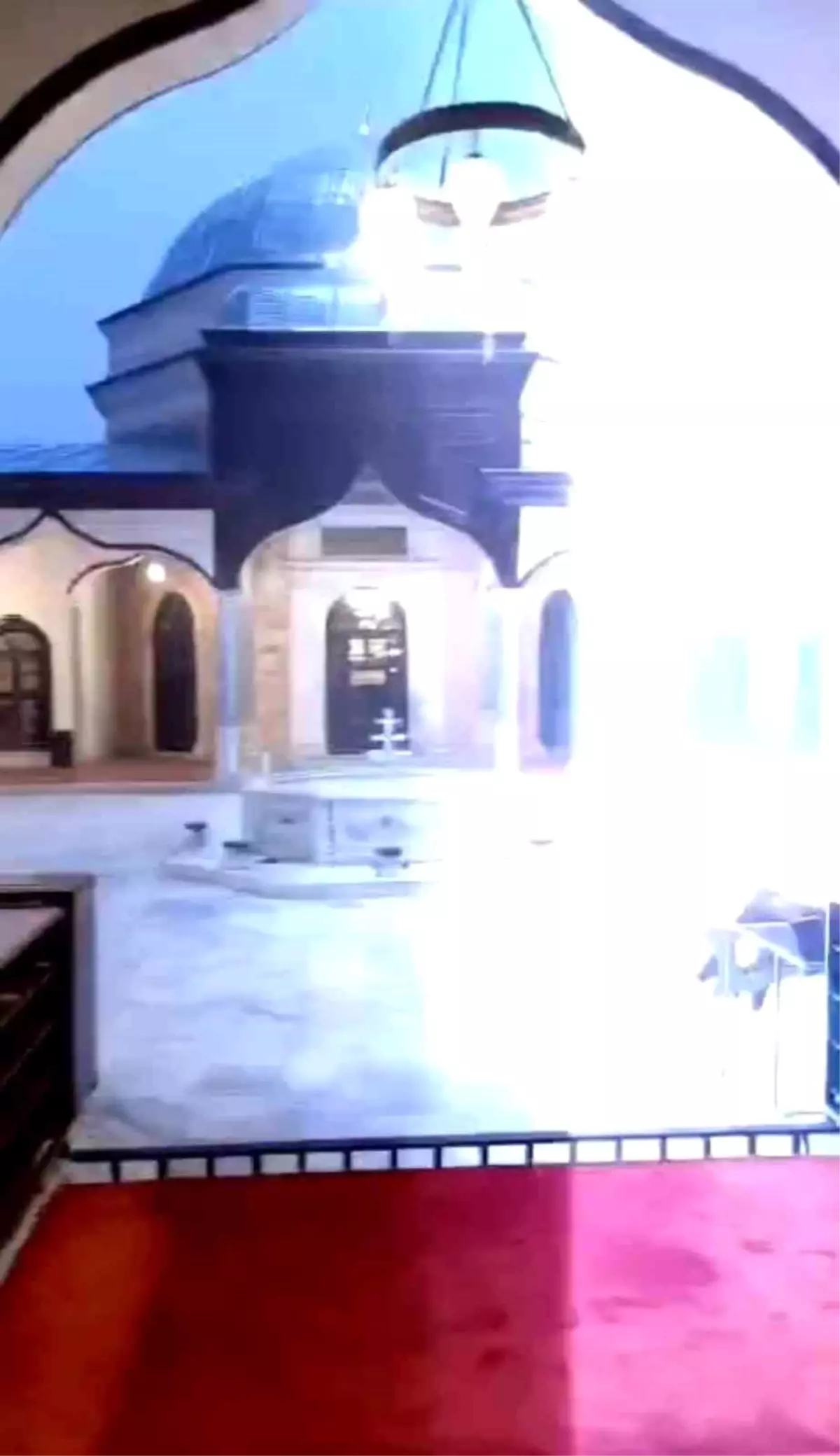 Bursa\'da Tarihi Camiiye Yıldırım Düştü