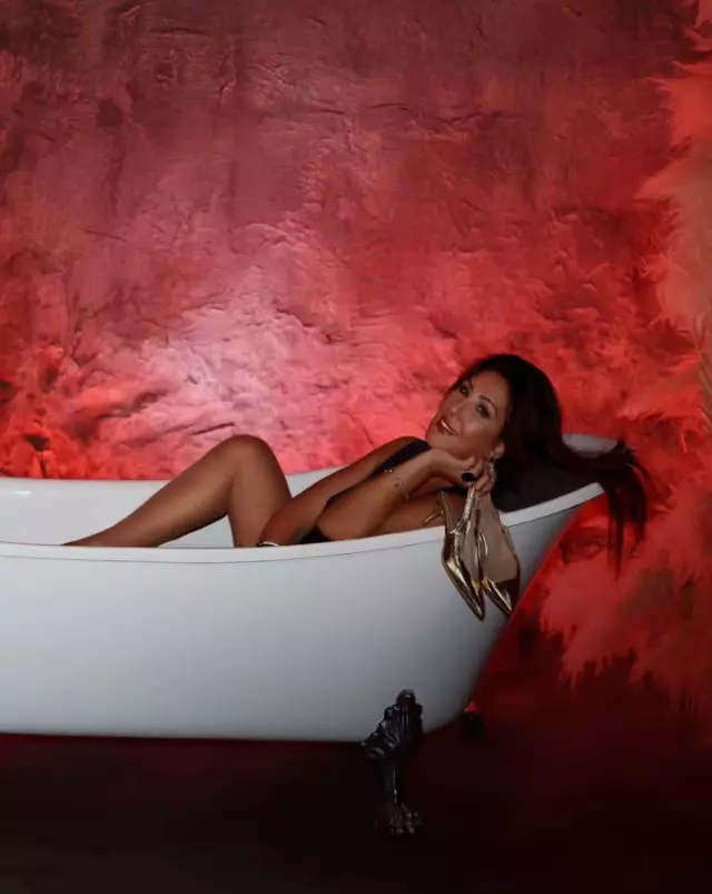 71 Yaşındaki Nükhet Duru'dan küvet pozu 71 Yaşındaki Nükhet Duru'dan küvet pozu