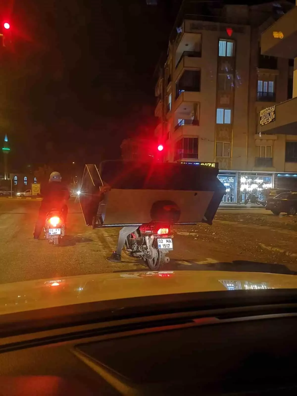 Motosikletten Koltukla Trafikte İlerledi