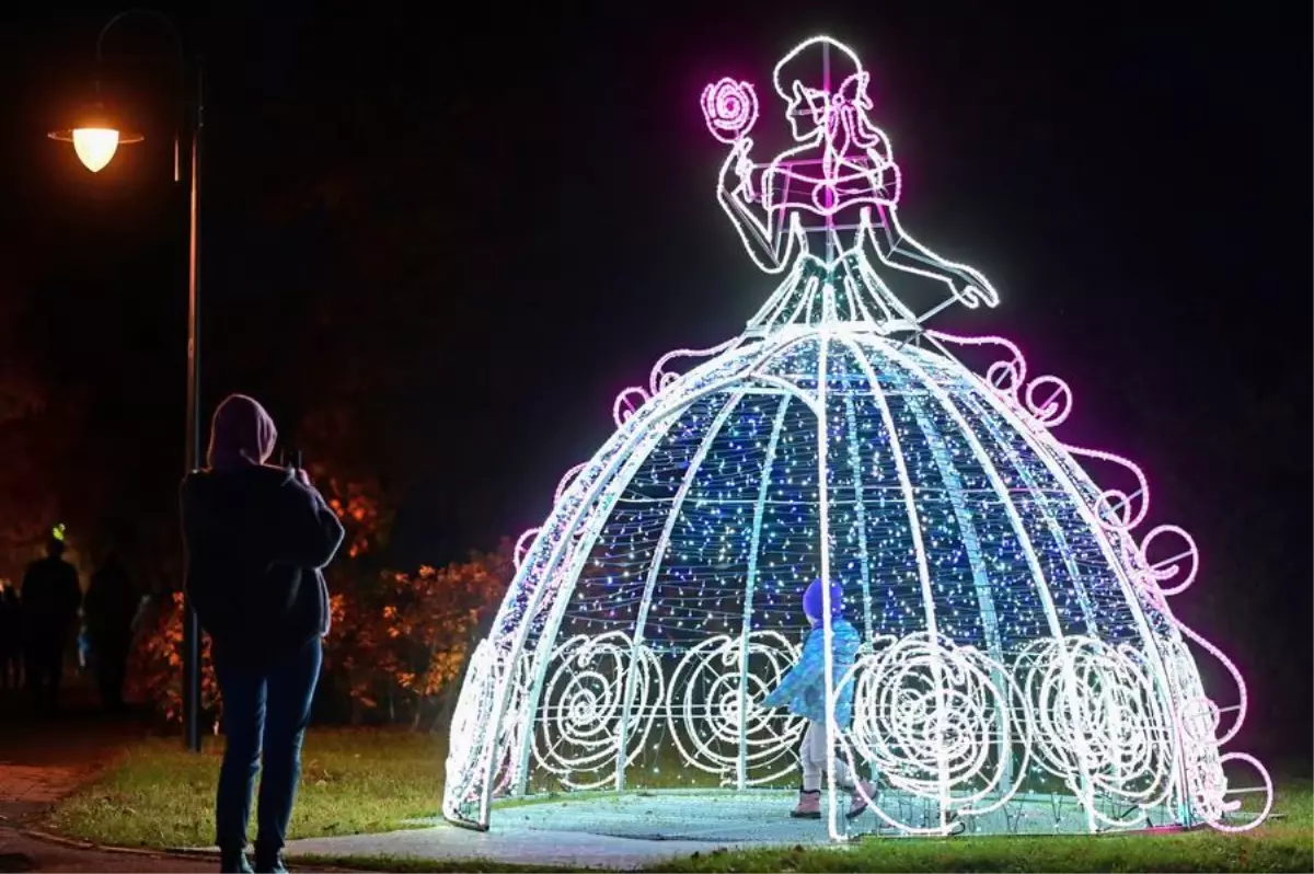 Varşova\'da Işık Sergisi Ziyaretçileri Ağırlıyor