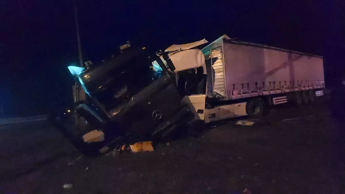 Suluova\'da Tır Kazası: 3 Yaralı