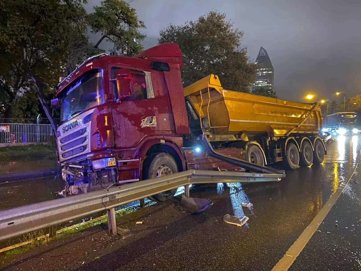 Ataşehir\'de Kamyon Kazası: Maddi Hasar