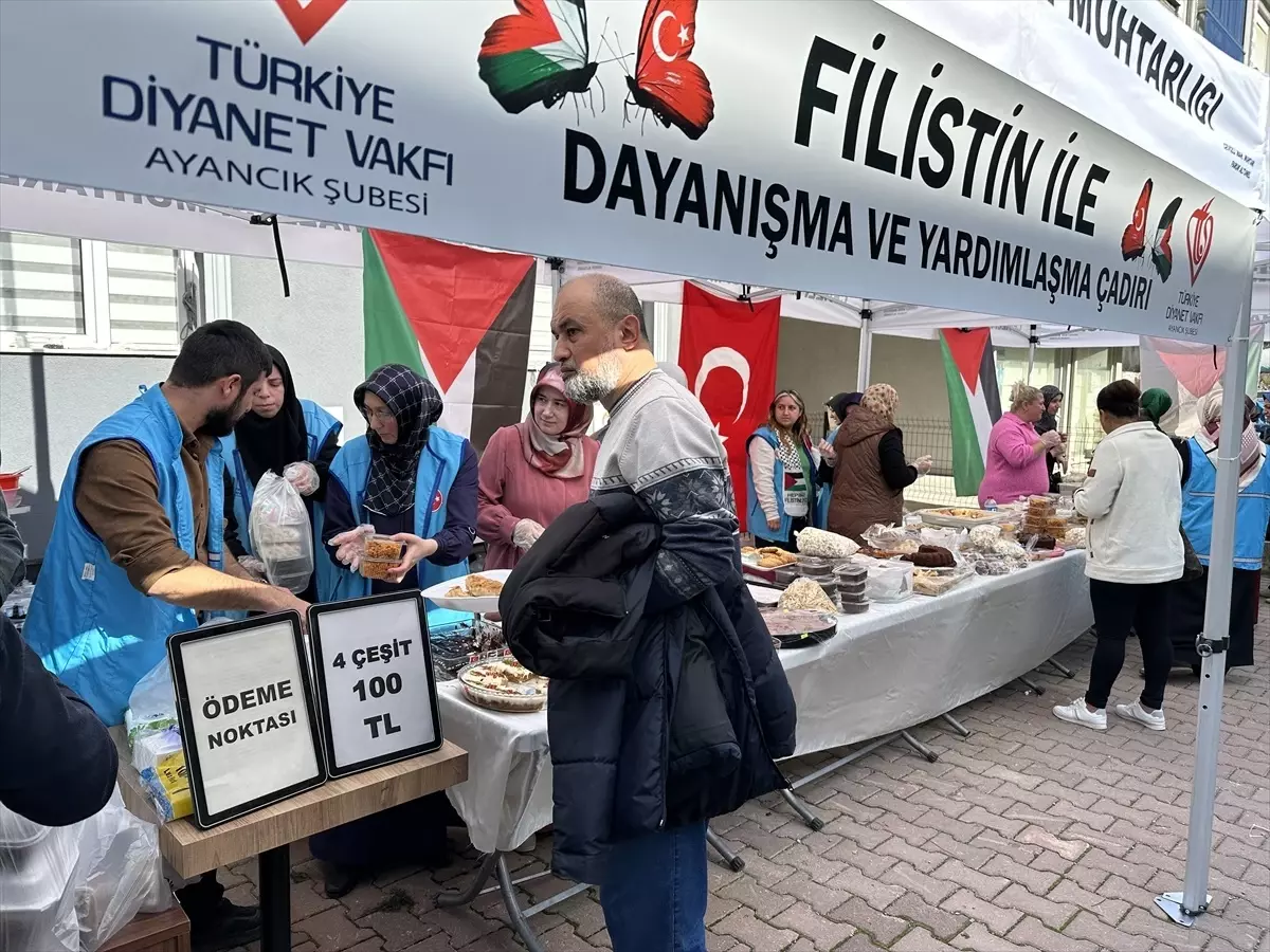 Ayancık\'ta Filistin\'e Destek Hayır Çarşısı Açıldı