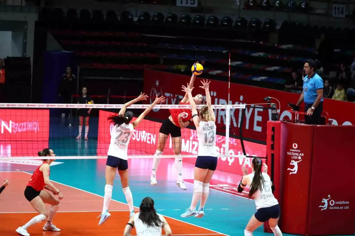 Aydın Büyükşehir Belediyespor Kadın Voleybol Takımı İlbank\'a Mağlup Oldu