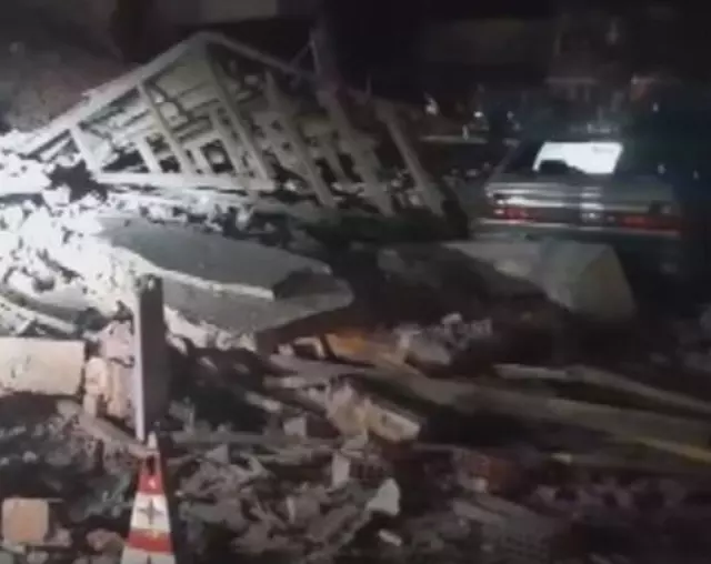 Balıkesir'den korkutan görüntüler! Yıkılan bina var Balıkesir'den korkutan görüntüler! Yıkılan bina var