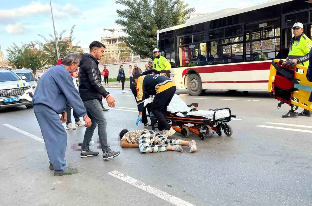 İzmir\'de Otobüs Kadına Çarptı: Ağır Yaralı