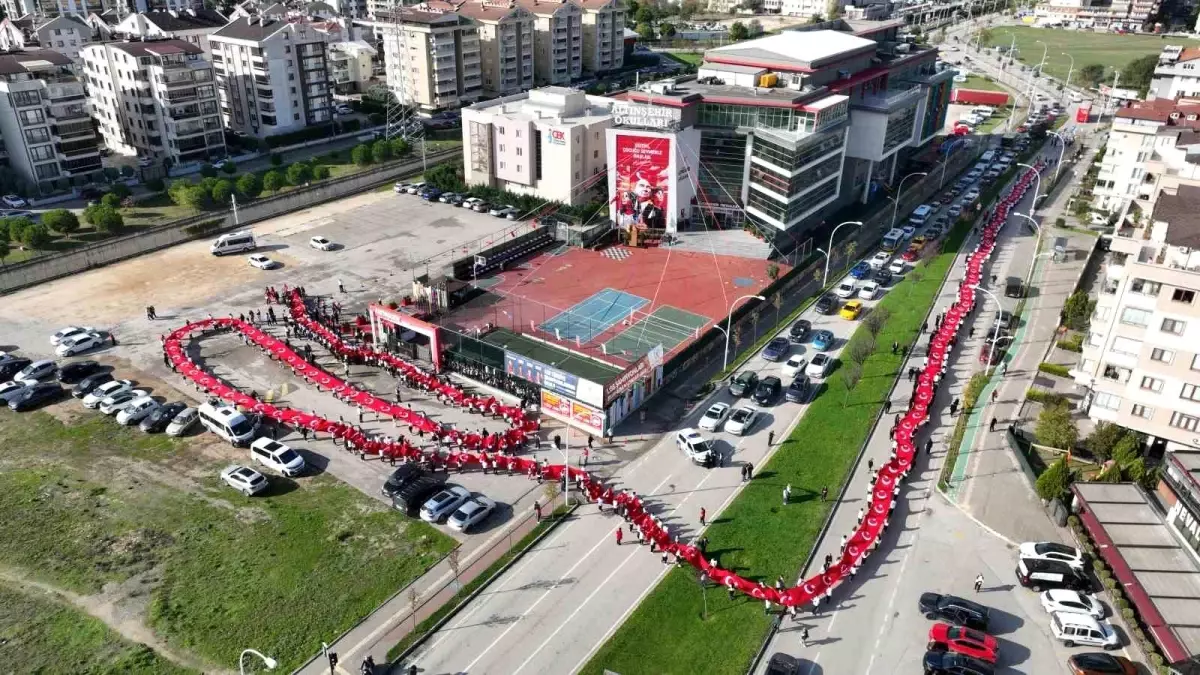 Bursa\'da 500 Metrelik Dev Türk Bayrağı ile Cumhuriyet Korteji