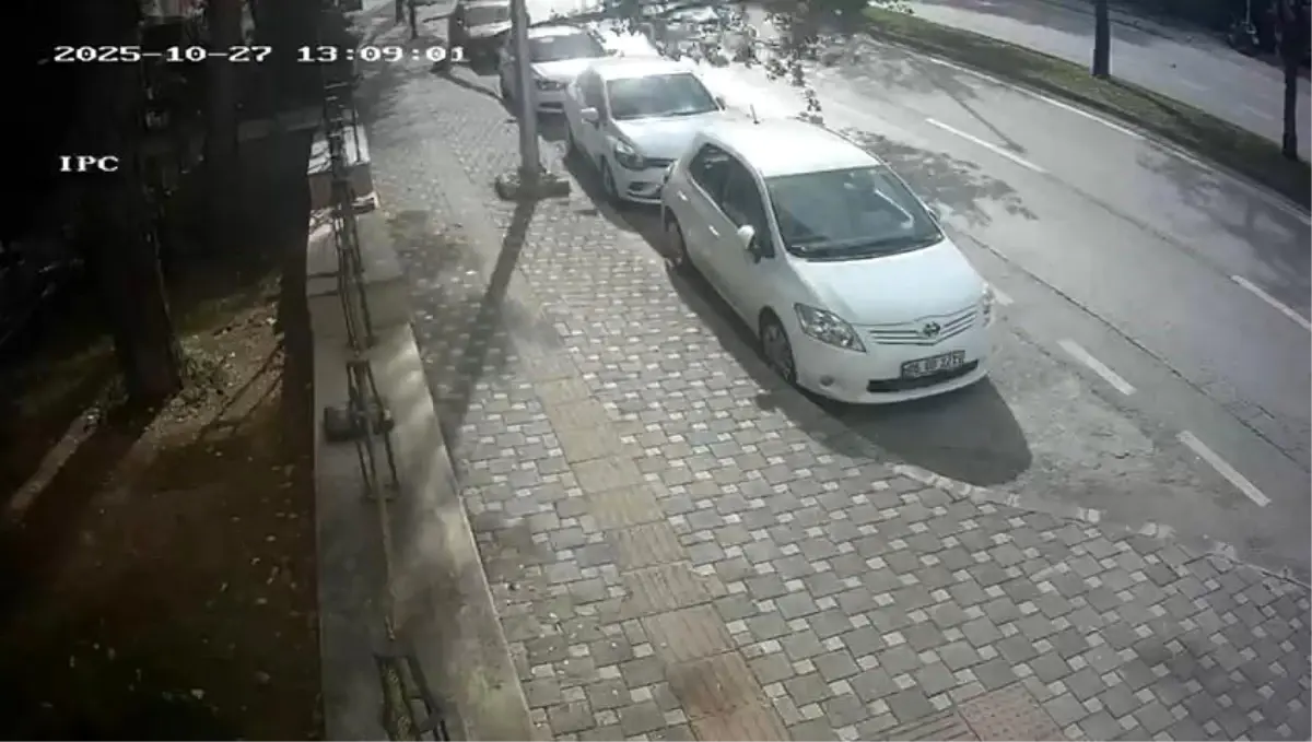 Bursa\'da Fırtına Ağaçları Devirdi ve Çatıları Uçurdu